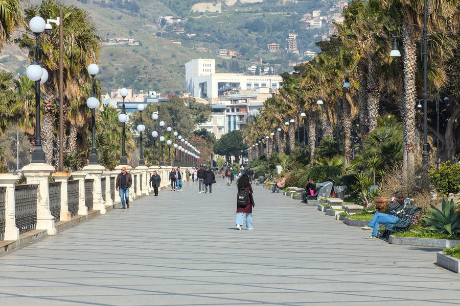 File:Reggio Calabria - Lungomare Falcomatà - 5.jpg