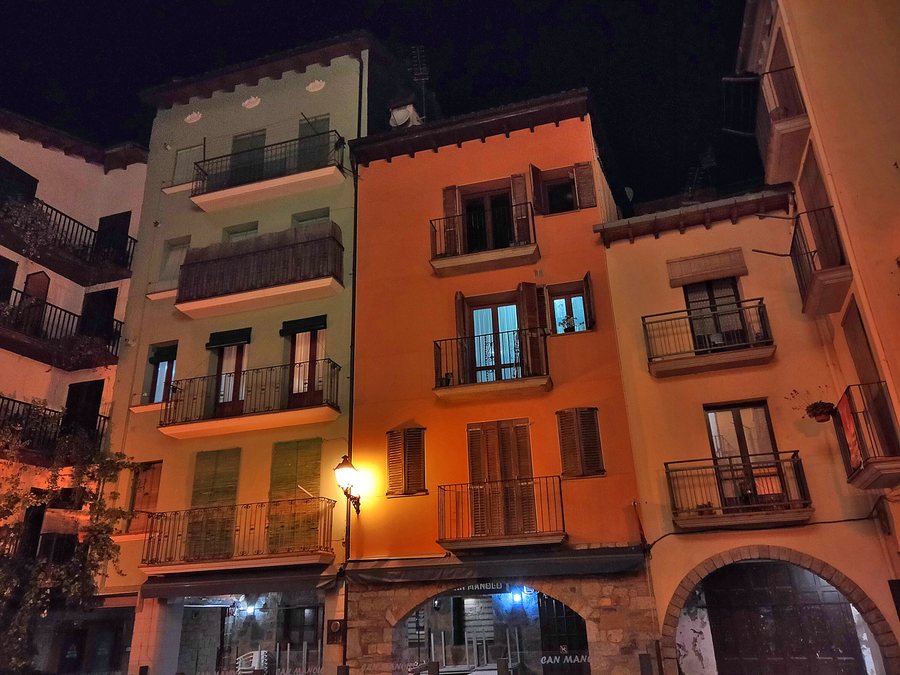 File:002 Plaça Major (el Pont de Suert), cases de la banda nord.jpg