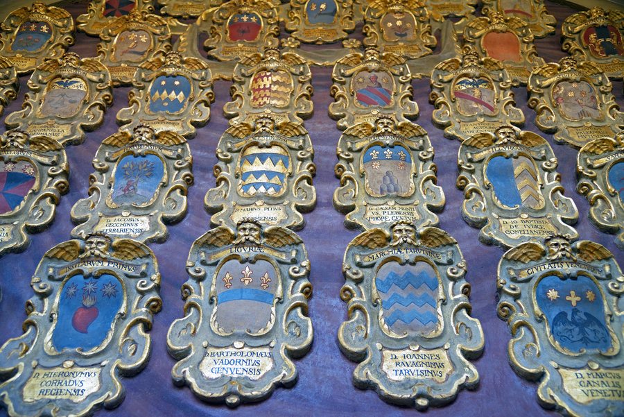 File:Coats of arms of alumnus on the walls of the Archiginnasio of Bologna. Italy.jpg