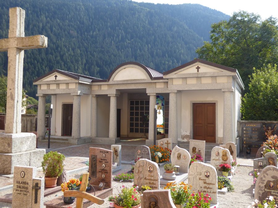 File:Cimitero di Vigo Rendena - Cappellina.jpg