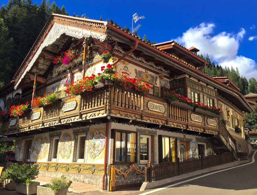 File:A touch of colour (Canazei, Italy).jpg