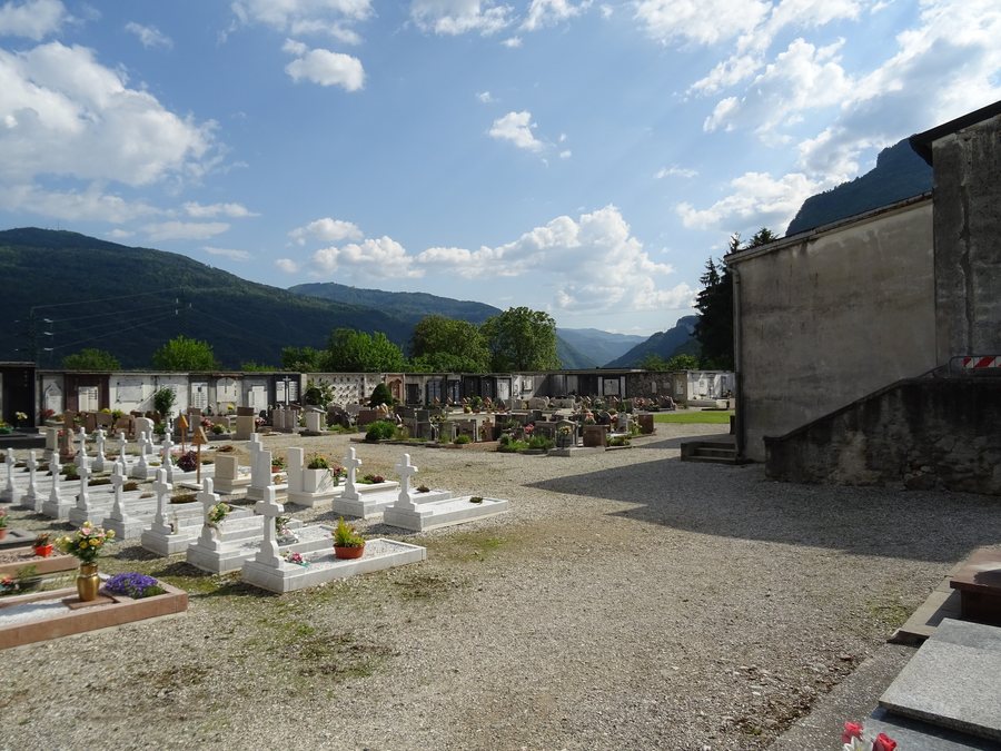 File:Cimitero di Fonzaso 01.jpg