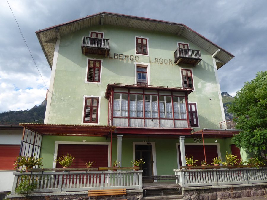 File:Lago, Tesero - Albergo Lagorai.jpg
