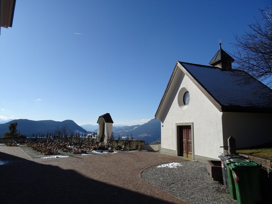 File:Cimitero di Laion 01.jpg