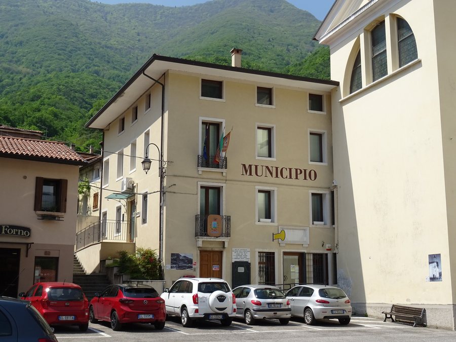 File:Campolongo sul Brenta - Ex municipio.jpg