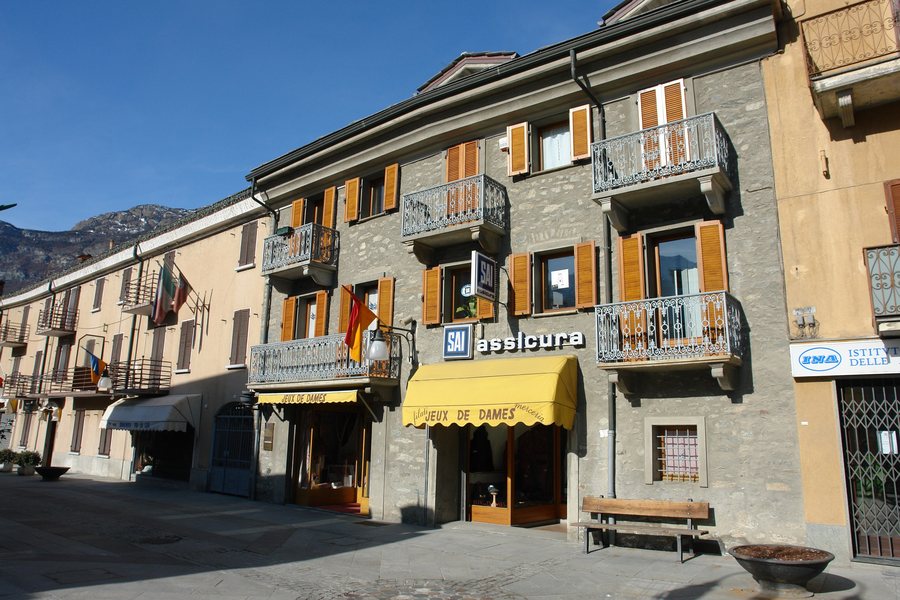 File:11027 Saint-Vincent, Aosta Valley, Italy - panoramio - marcelloadamo.jpg
