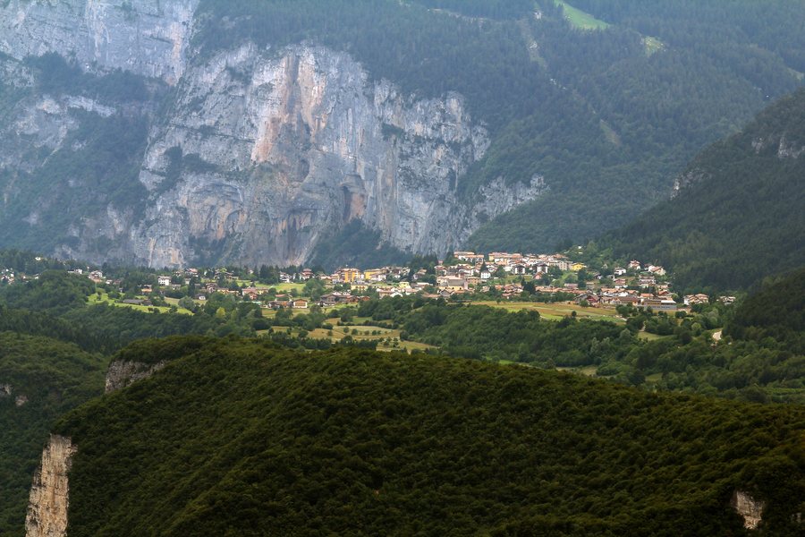 File:Fai della Paganella-panorama from Mezzocorona.jpg