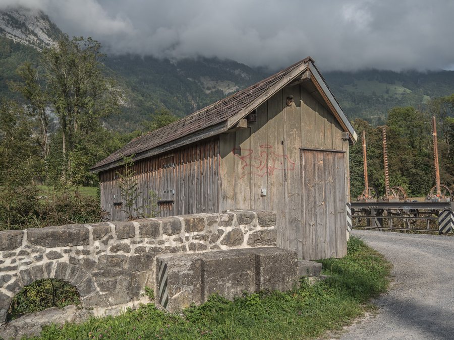 File:Schleusenschutzhütte über den Rheintaler Binnenkanal, Lienz SG 20230930-jag9889.jpg
