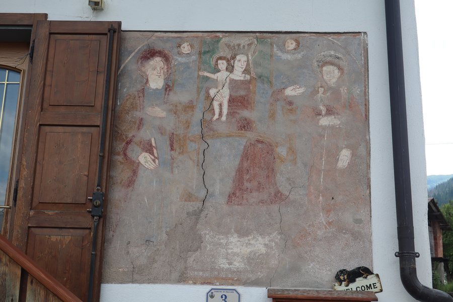 File:Falcade - Affresco su una casa 01.jpg