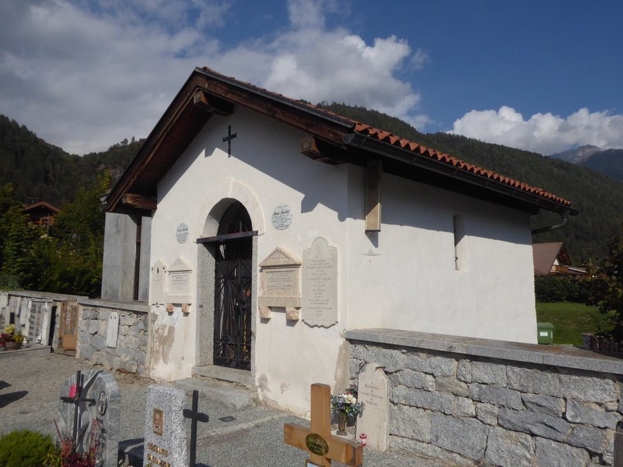 File:Cimitero di Villa Rendena - Cappellina 02.jpg
