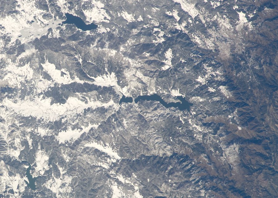 File:ISS018-E-34185 - View of Italy - Calabria - San Giovanni in Fiore - Lago Ampollino and Lago Arvo (2009 in winter) - Montenero Sila Mountains - Fiume Neto - Cotronei - Fiume Tacina (cropped).jpg