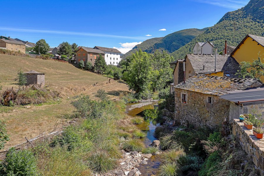 File:Arroyo de la Cabaña en Caboalles de Abajo.jpg