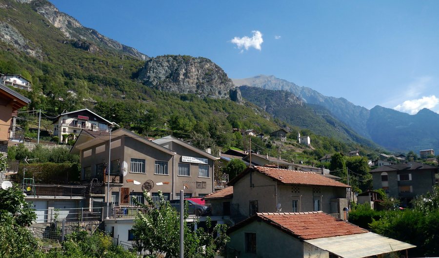 File:Italy - Châtillon.jpg