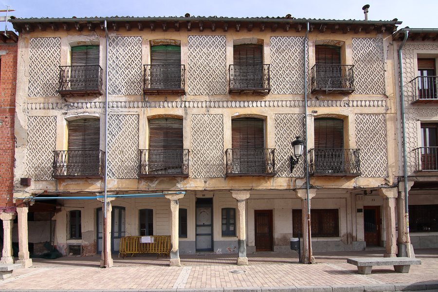File:Casa con esgrafiado, Plaza España, Turégano, 01.jpg