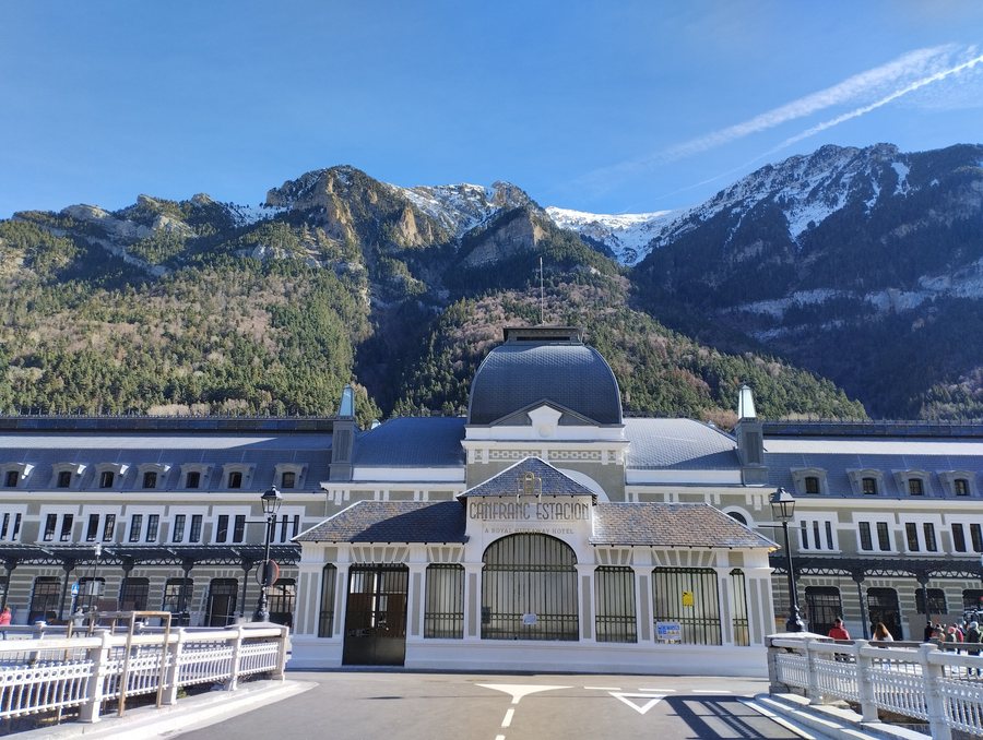 File:Canfranc Estación. Puerta de acceso.jpg