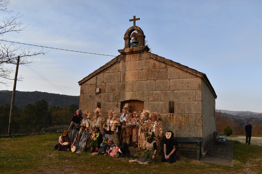 File:Follateiros en Xendive (Torno, Lobios) - capela de San Xoán 2.jpg