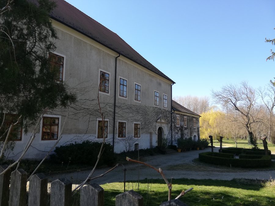 Gór, the former Guary Castle's eastern facade and part of the ornamental garden