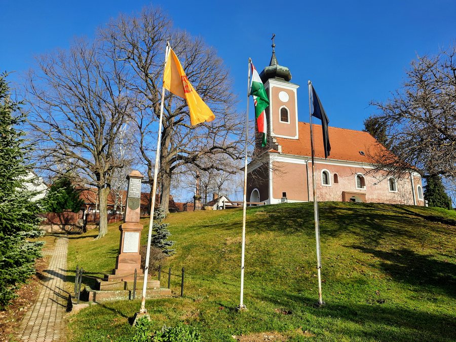 File:Kővágótöttös, Szent Miklós katolikus templom 2020.jpg