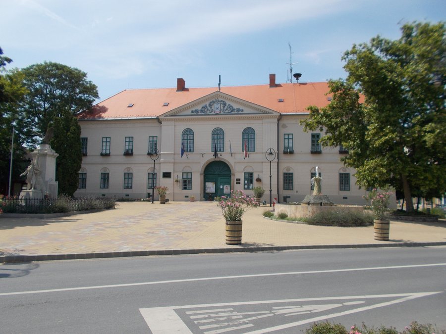 Town Hall, WWI memorial and the Ceramic fountain, 2019 Kunszentmiklós