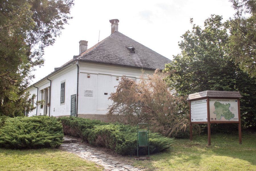 File:Szabolcs, Mudrány mansion.jpg