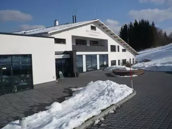 Horse riding and sports hotel cane. Webp